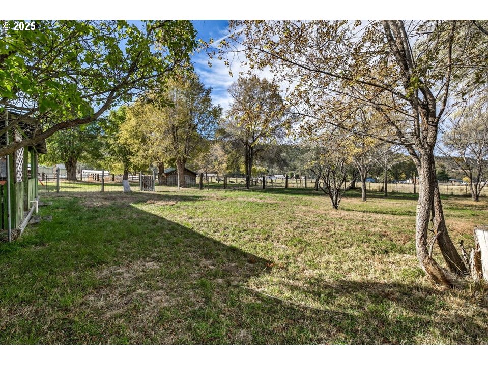 3464 Rimrock Acres Loop Prineville, OR 97754 - Photo 38 of 48 a view of yard with trees