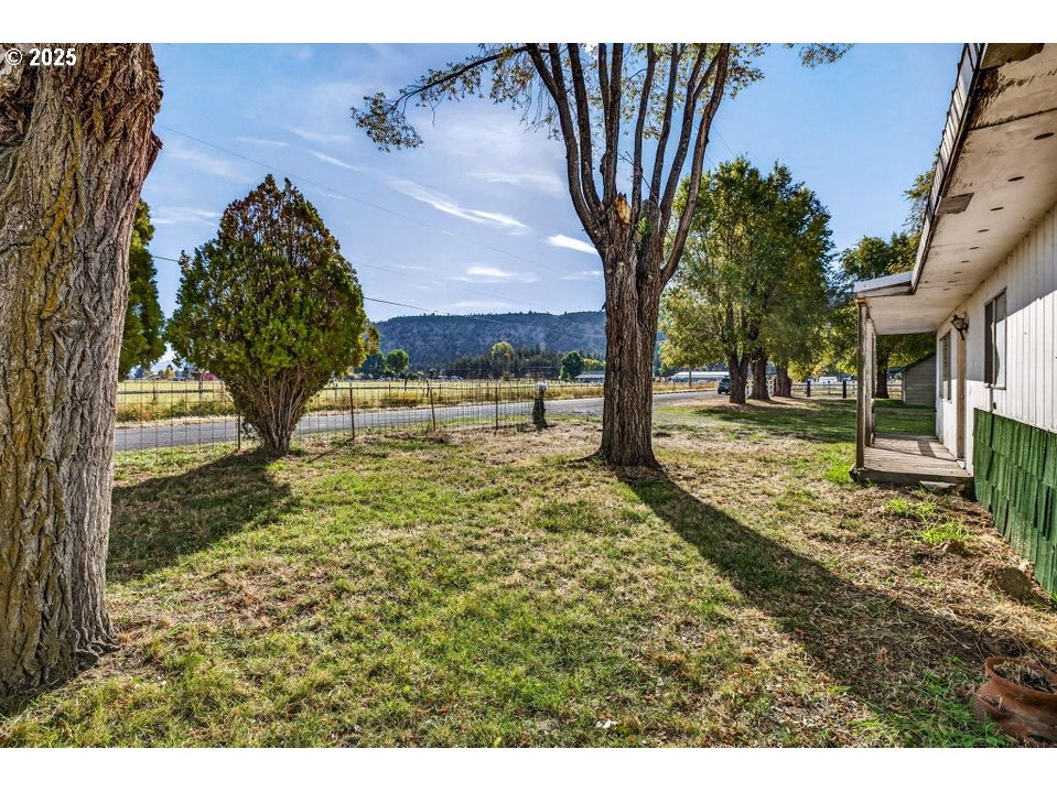 3464 Rimrock Acres Loop Prineville, OR 97754 - Photo 39 of 48 a view of a yard with a fountain
