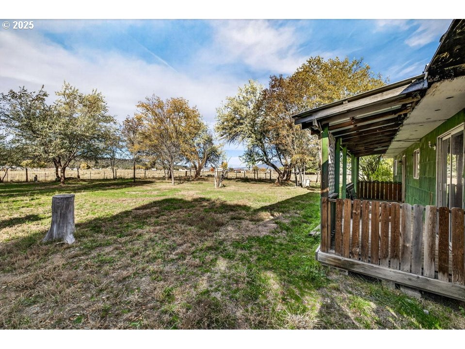 3464 Rimrock Acres Loop Prineville, OR 97754 - Photo 40 of 48 a view of a yard with wooden fence