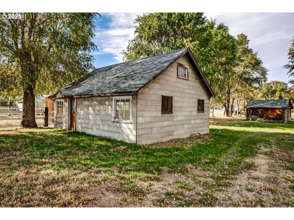 3464 Rimrock Acres Loop Prineville, OR 97754 - Photo 4 of 48 a view of a backyard with plants and large tree