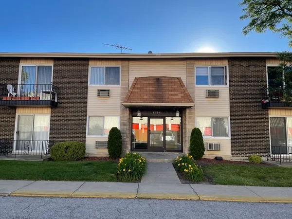 $209,500 | 8816 North Western Avenue, Unit 2F, Des Plaines, IL 60016