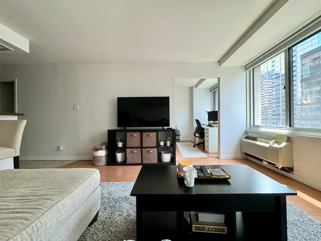 $2,100 | 211 East Ohio Street, Unit 2411, Chicago, IL 60611