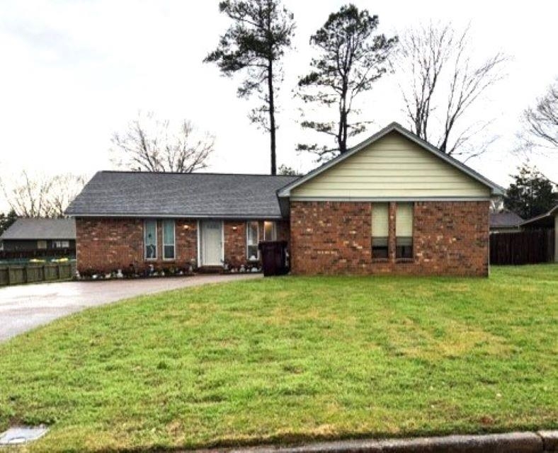 1099 Peyton Ridge Drive Collierville, TN 38017 - Photo 11 of 15 a front view of a house with garden