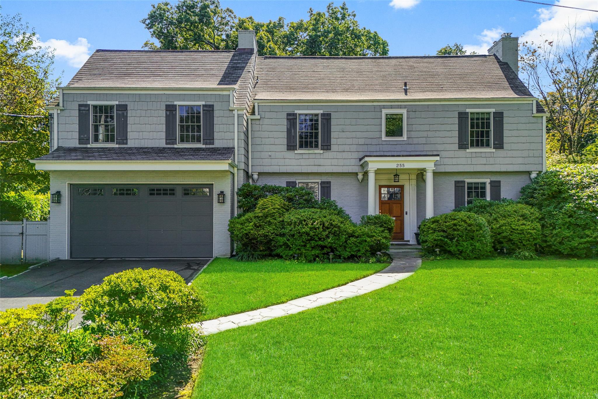 Welcome home to 255 Barnard Road! A short stroll to Larchmont Train Station, Village shops & restaurants and Murray Avenue School.