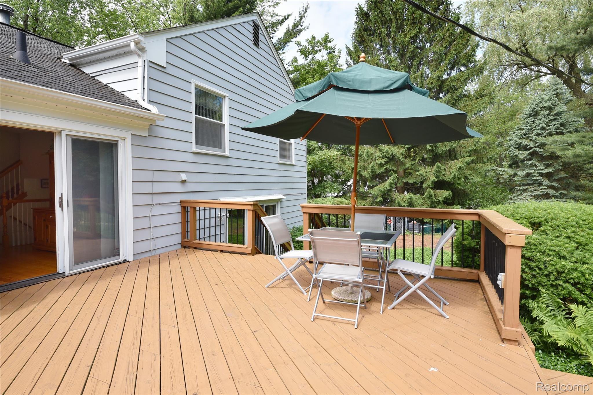 2962 Mohawk Lane Rochester, MI 48306 - Photo 15 of 28 Large 280 Sq Ft Deck off Kitchen w/ Two Gas Hookups