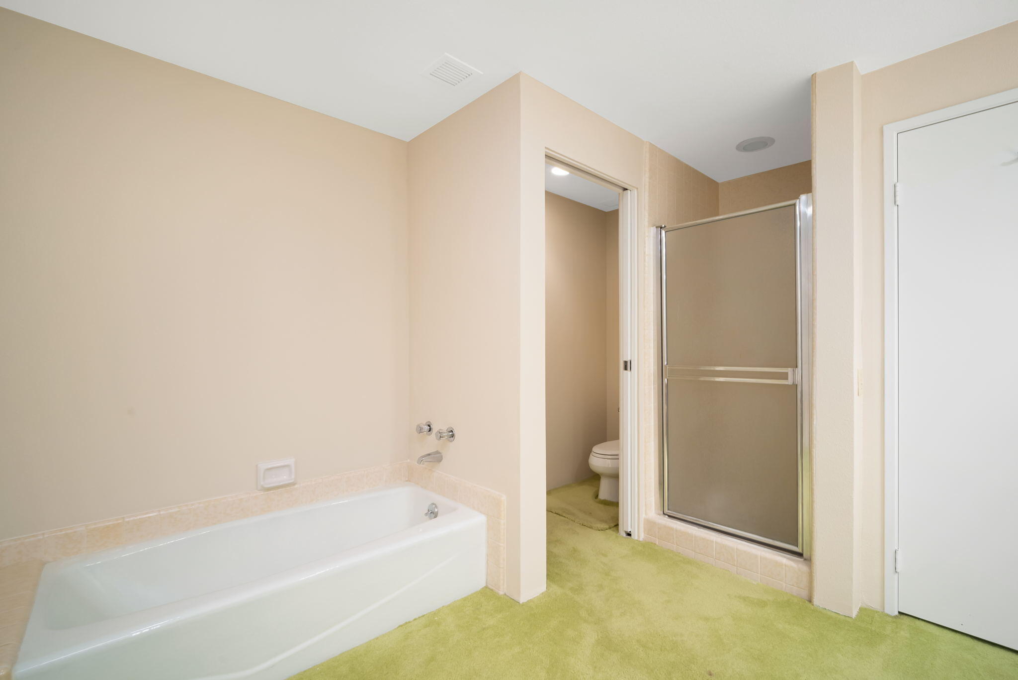910 Island Drive, Unit 116 Rancho Mirage, CA 92270 - Photo 29 of 39 a bathroom with a bathtub and a shower