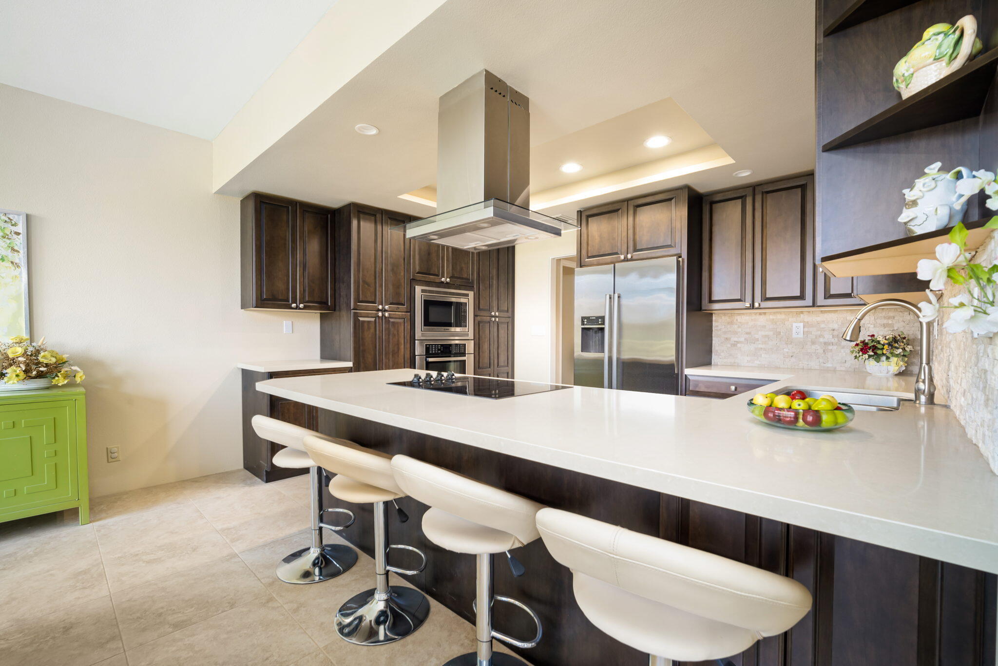 910 Island Drive, Unit 116 Rancho Mirage, CA 92270 - Photo 4 of 39 a kitchen with a table chairs and a refrigerator