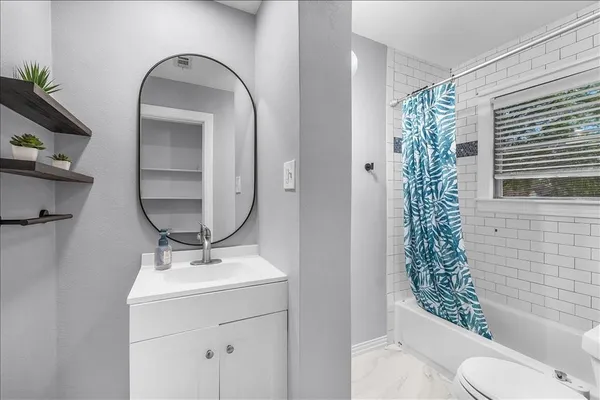 $1,900 | 301 Isbell Road, Fort Worth, TX 76114