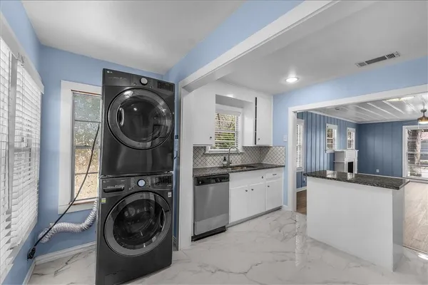 $1,900 | 301 Isbell Road, Fort Worth, TX 76114