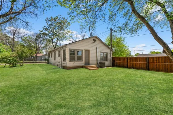$1,900 | 301 Isbell Road, Fort Worth, TX 76114