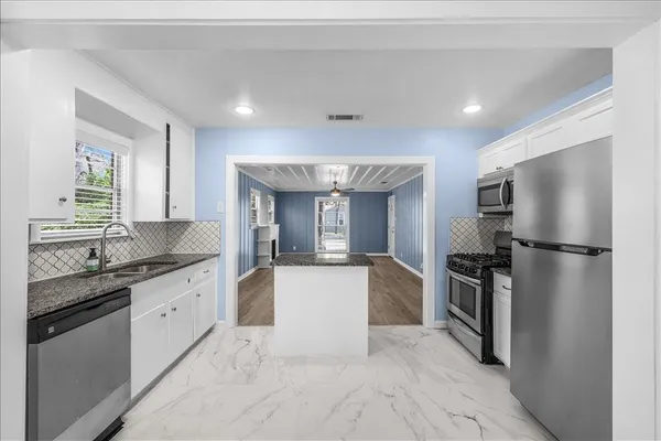 $1,900 | 301 Isbell Road, Fort Worth, TX 76114