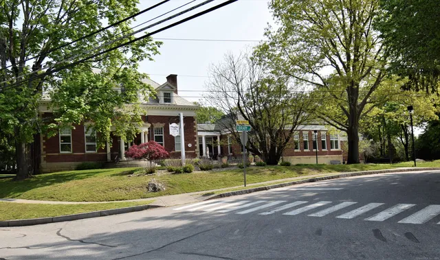 $595,000 | 34 Lyme Street, Old Lyme, CT 06371