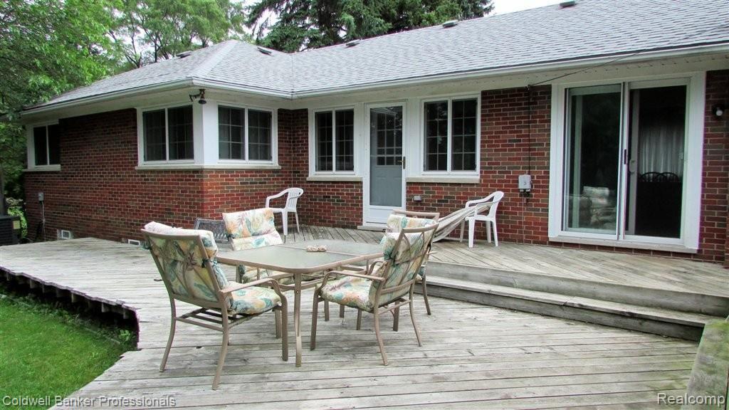 2239 Jones Road Waterford, MI 48327 - Photo 4 of 19 Deck