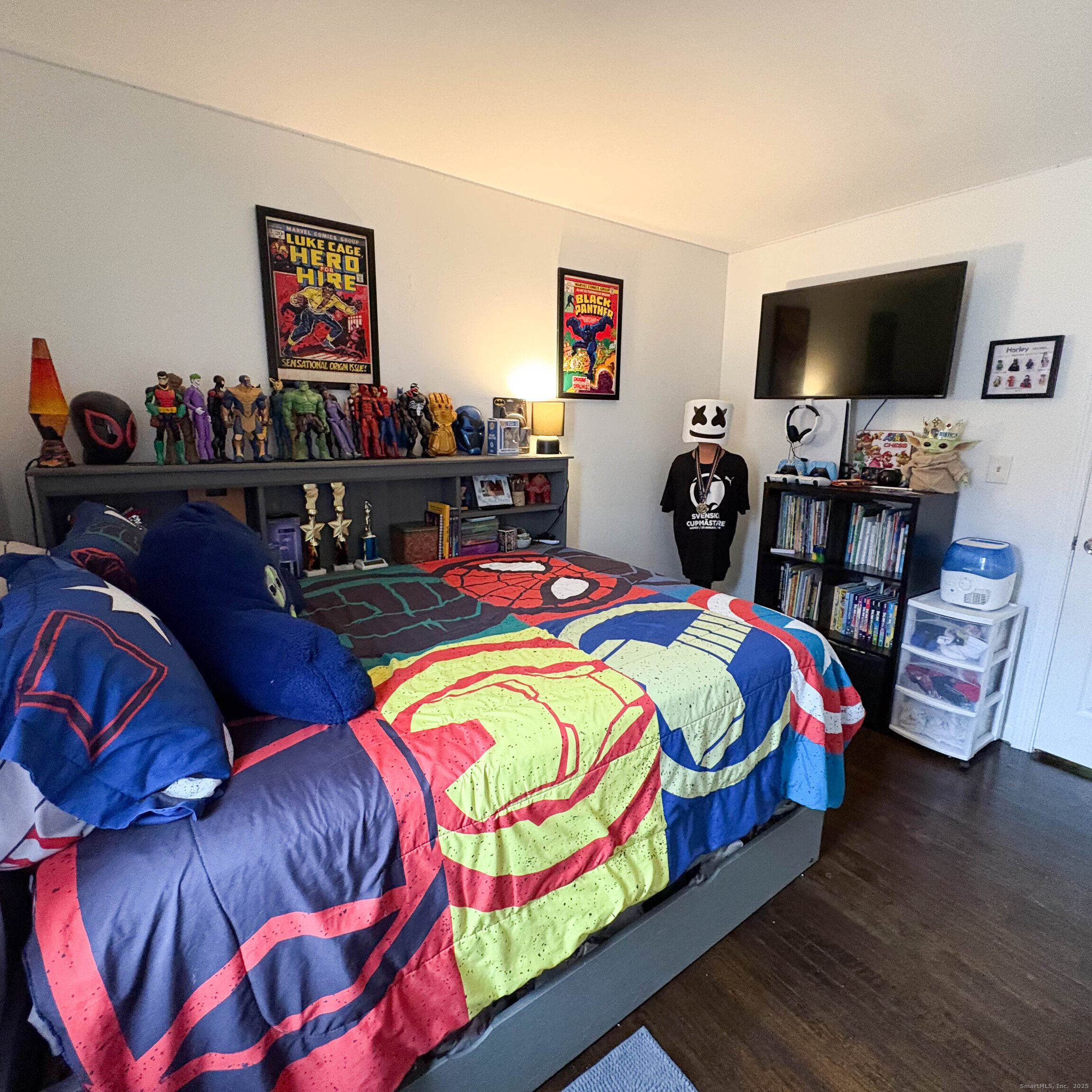 32 Karen Court, Unit B Bridgeport, CT 06606 - Photo 19 of 20 a bedroom with bed and a flat screen tv