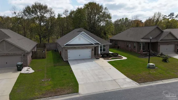 a view of a house with backyard