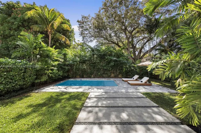 a view of a yard with plants