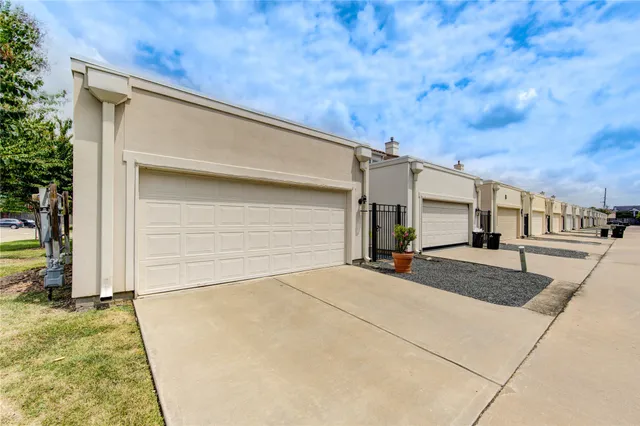 a view of a house with backyard
