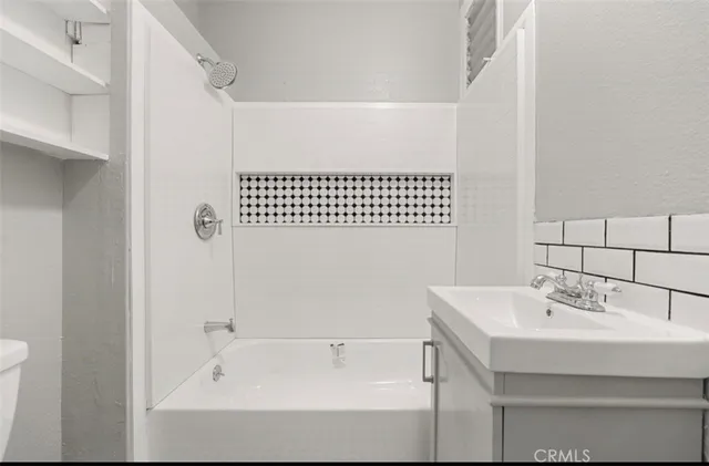 $1,650 | 2121 James M Wood Boulevard, Unit 221, Los Angeles, CA 90006