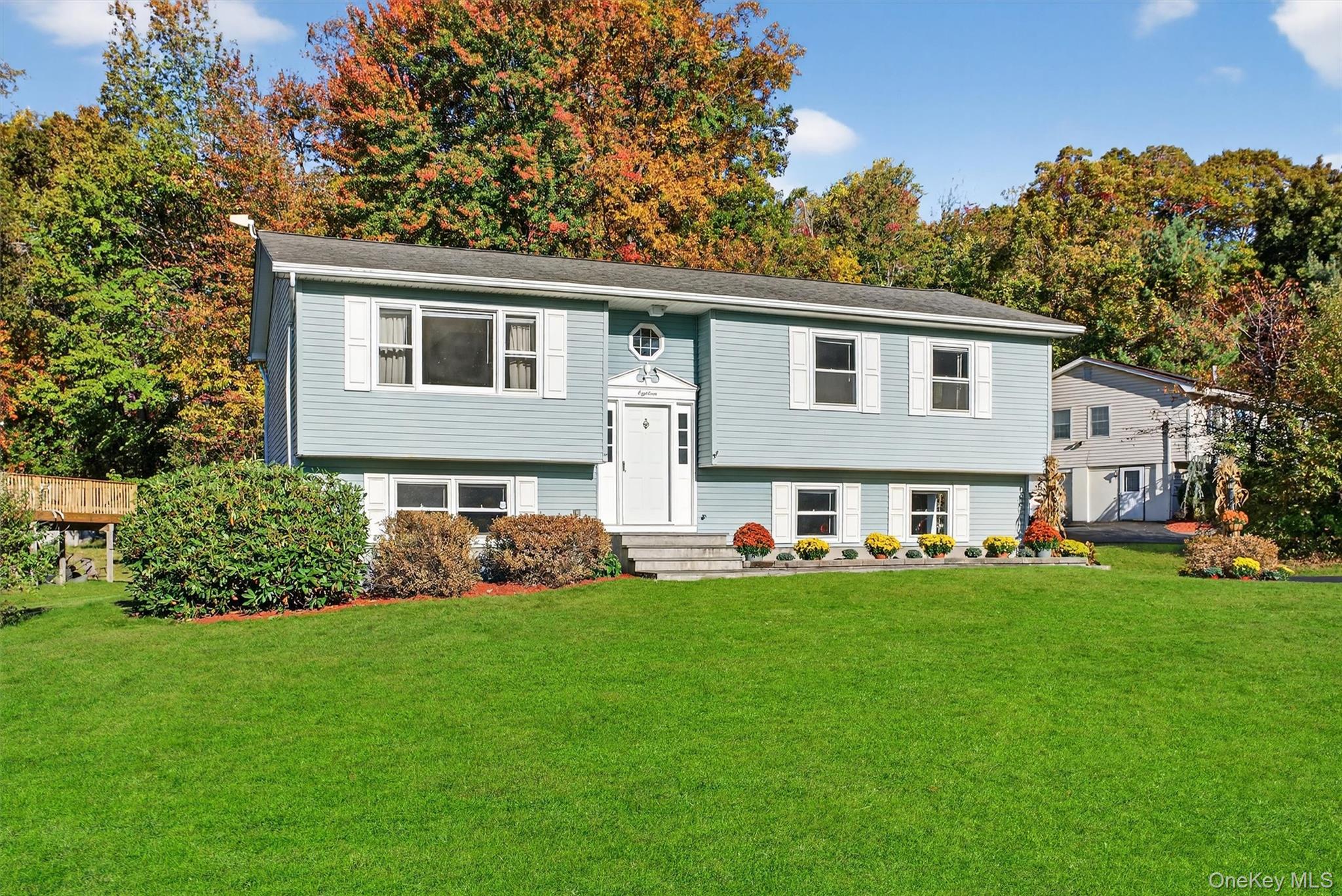 18 Rondack Road Middletown, NY 10941 - Photo 2 of 33 Bi-level home featuring a front yard