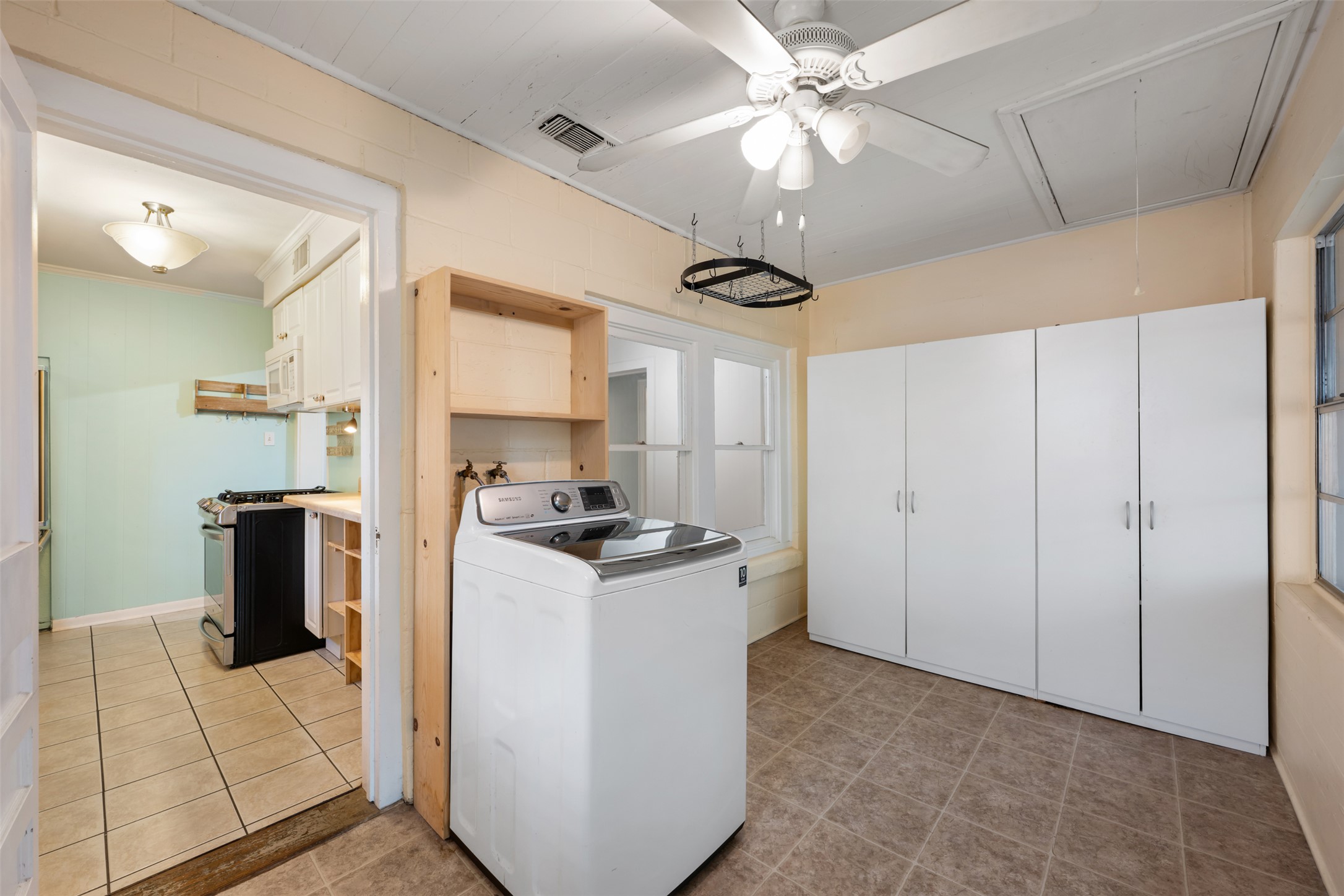 1218 South Myrtle Street Georgetown, TX 78626 - Photo 21 of 37 Laundry room featuring washer / dryer, ceiling fan, crown molding, and light tile patterned flooring