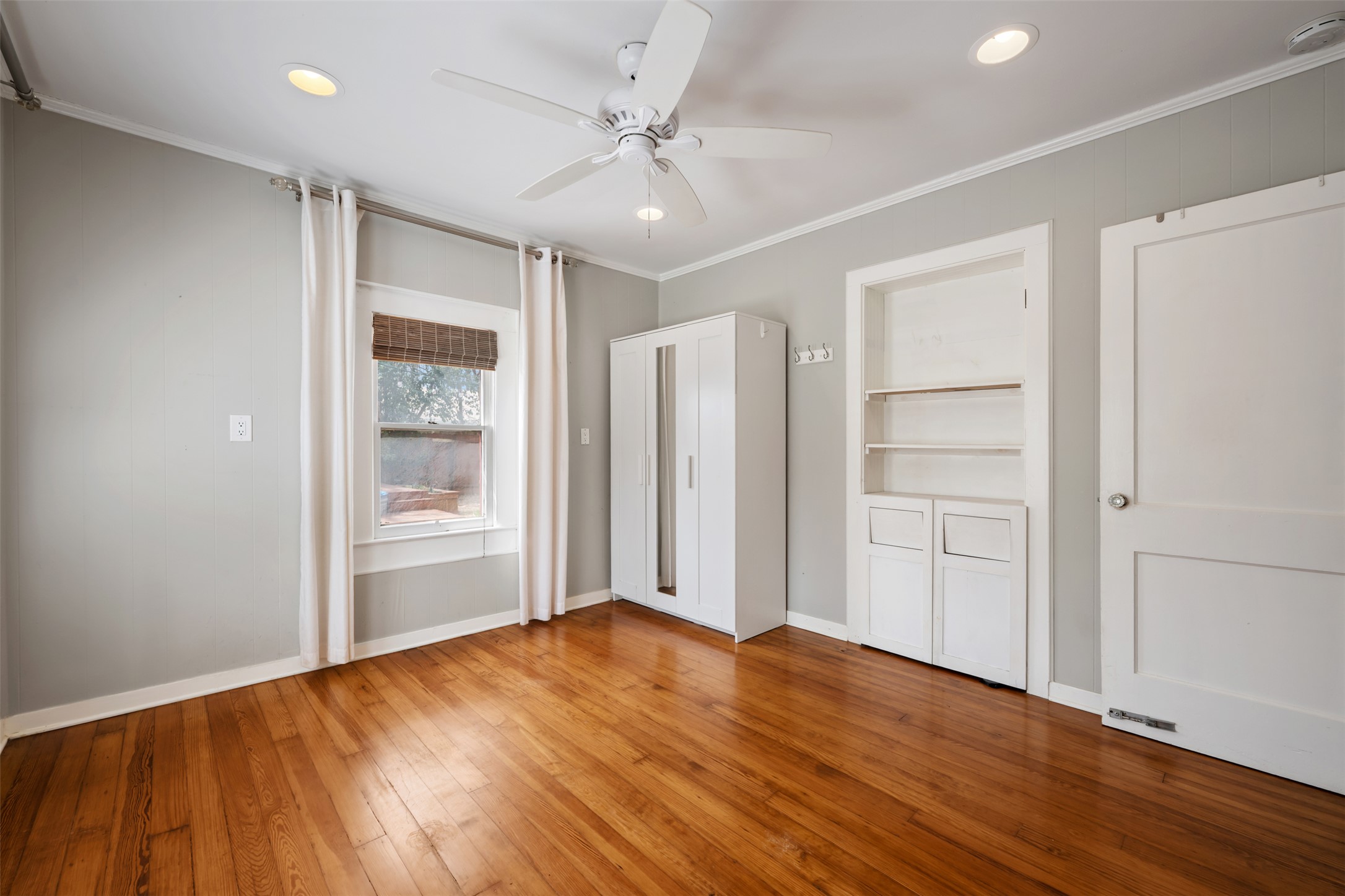 1218 South Myrtle Street Georgetown, TX 78626 - Photo 27 of 37 Bedroom featuring crown molding, light wood-type flooring, ceiling fan, and recessed lighting