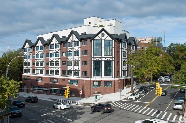 $3,450 | 241-15 Northern Boulevard, Unit 5B | Douglaston