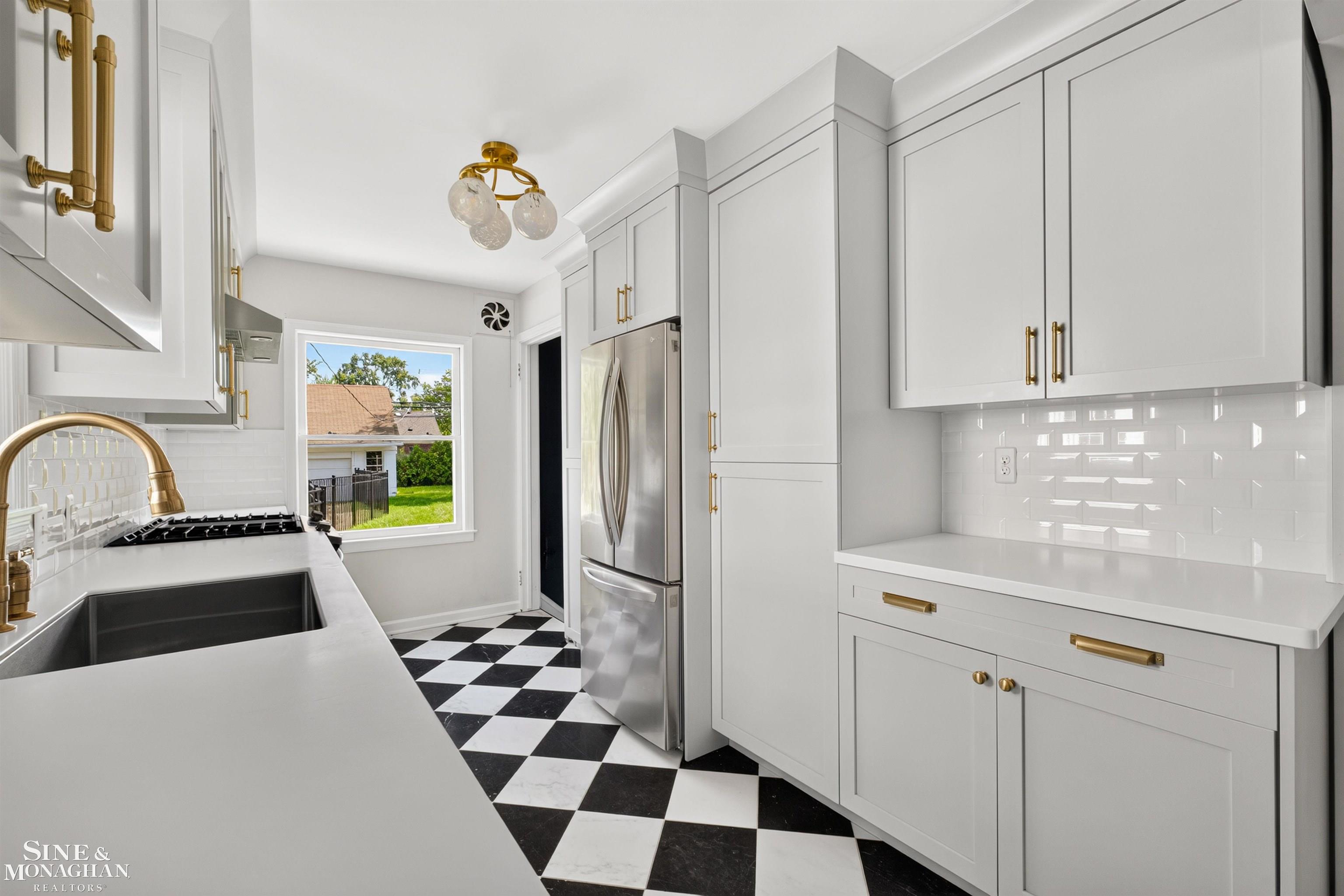 1776 Hampton Road Grosse Pointe, MI 48236 - Photo 12 of 37 50213018-13ee52db-fc32-45ec-b148-ca43685dd2bc.JPG