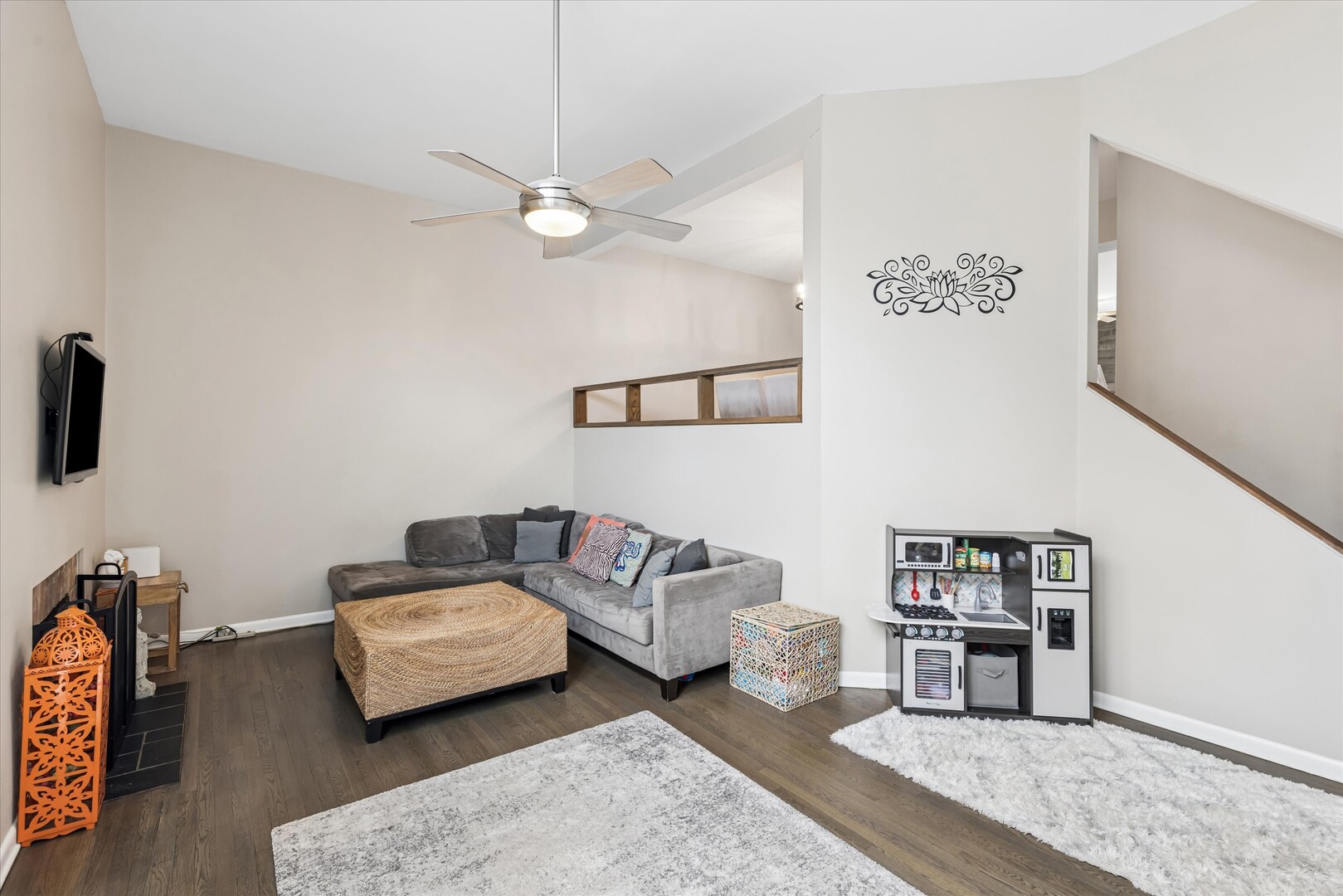 20 Oak Tree Court, Unit 20 Elmhurst, IL 60126 - Photo 15 of 35 a living room with furniture and a wooden floor