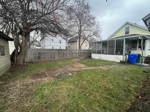 a view of a house with backyard and garden