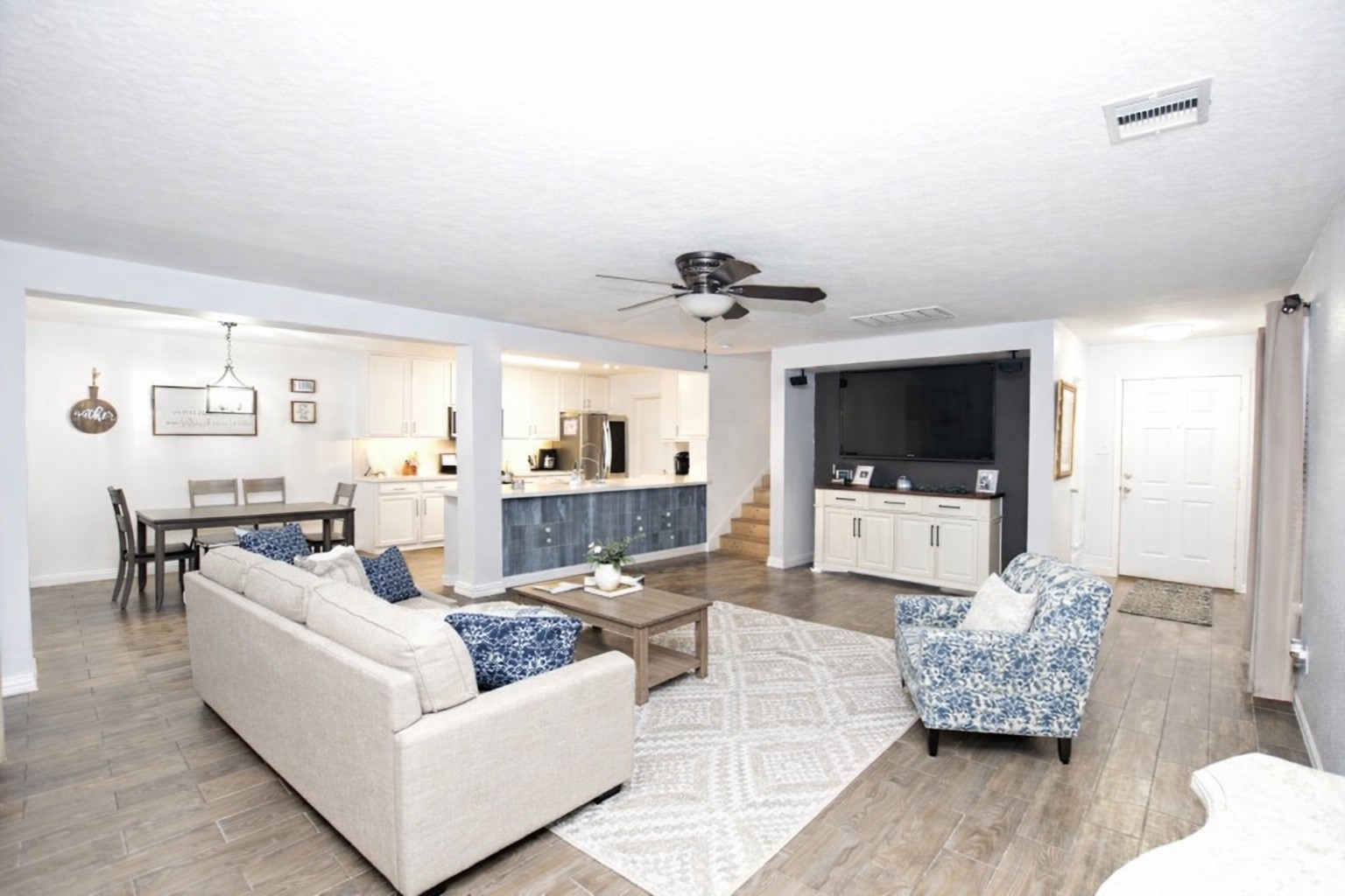 910 Staffordale Manor Lane Houston, TX 77047 - Photo 2 of 6 a living room with furniture and a flat screen tv