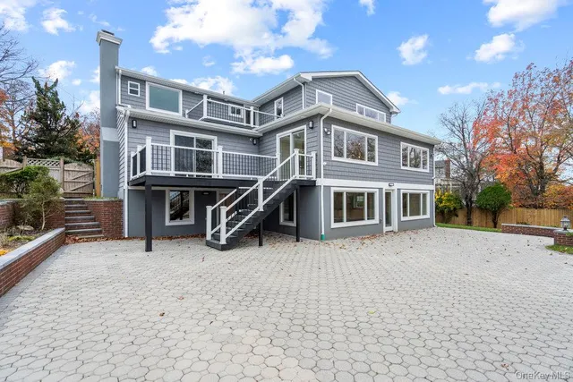 a view of a yard in front of a building