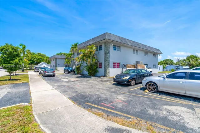$1,600 | 300 Northeast 1st Court, Unit 205, Hallandale Beach, FL 33009