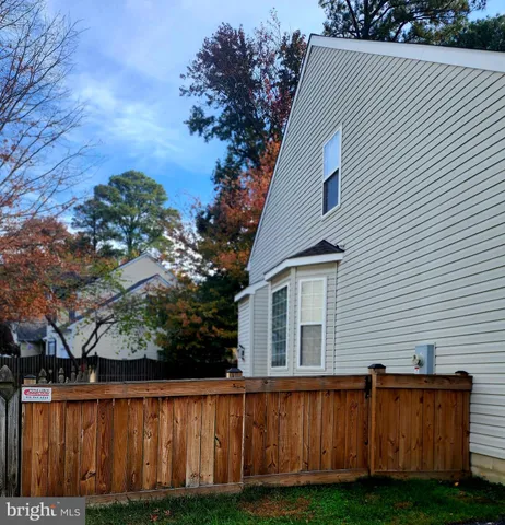 a view of a house with backyard and trees
