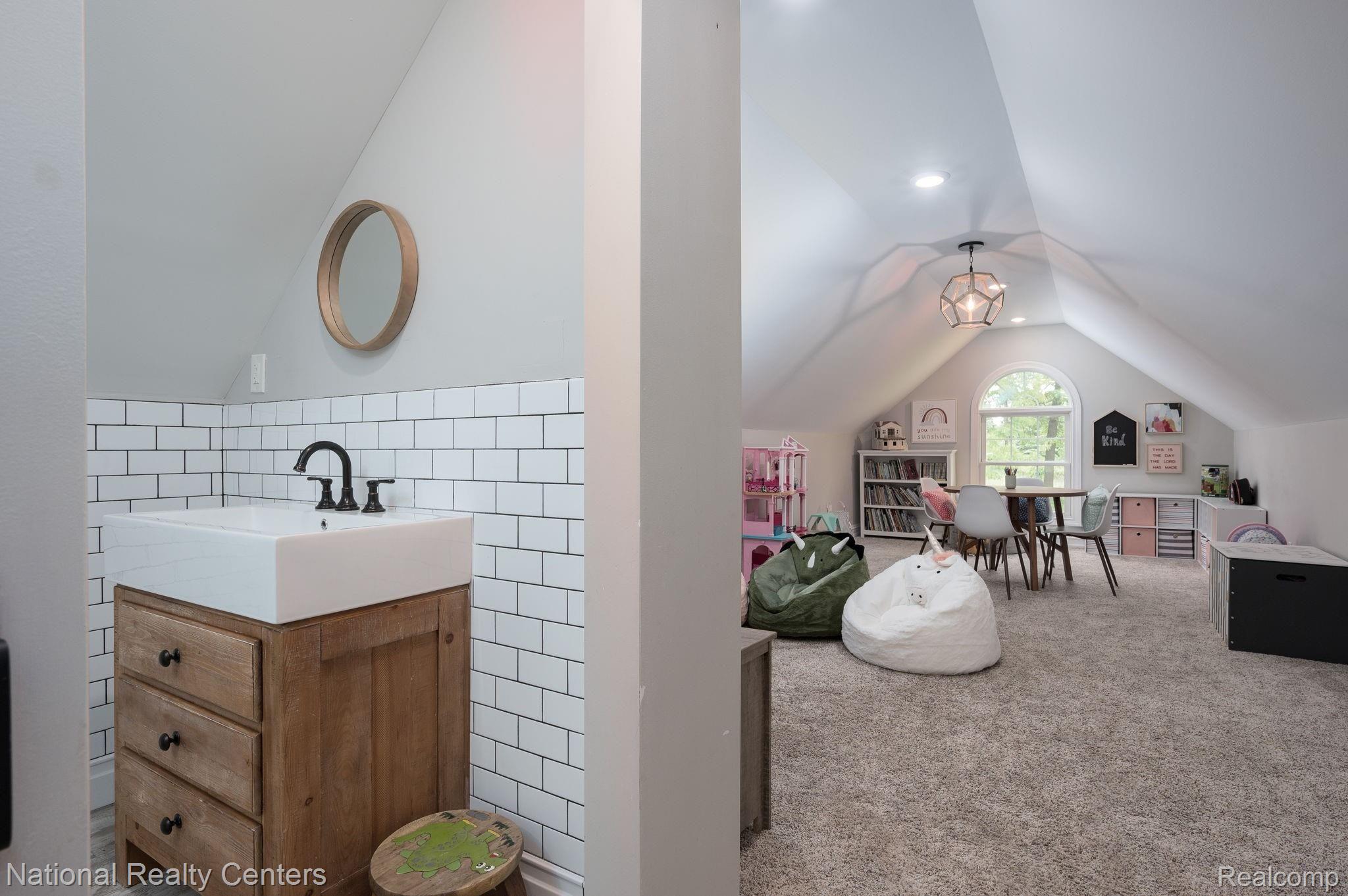1280 Inwood Road Rochester, MI 48306 - Photo 31 of 47 2nd floor bath