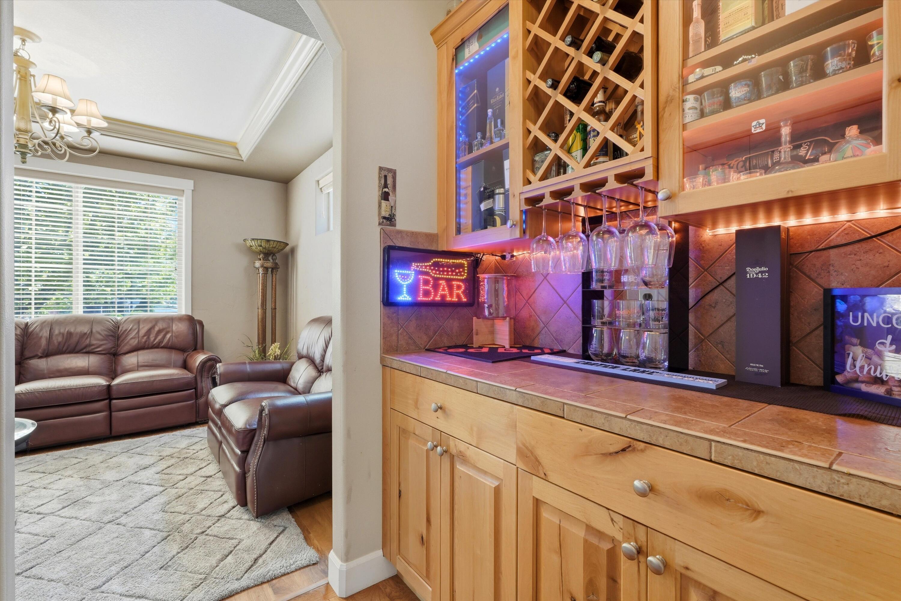 61235 Splendor Lane Bend, OR 97702 - Photo 18 of 52 Butler's pantry/ bar