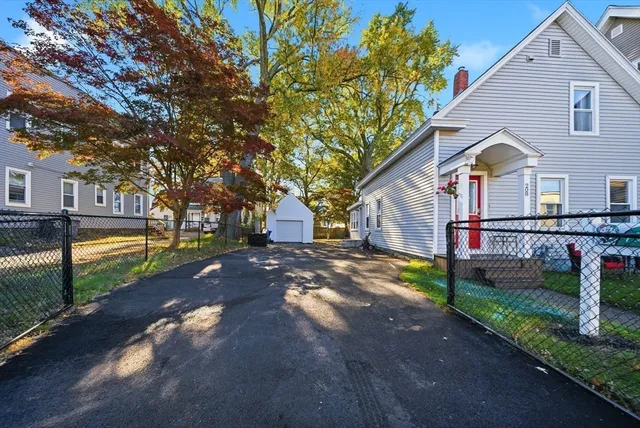 a view of a yard in front of house