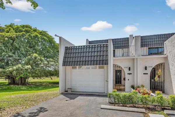 $3,300 | 6190 Southwest 90th Court, Unit 1K, Miami, FL 33173