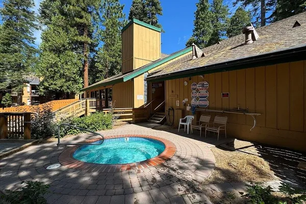 a view of a house with backyard