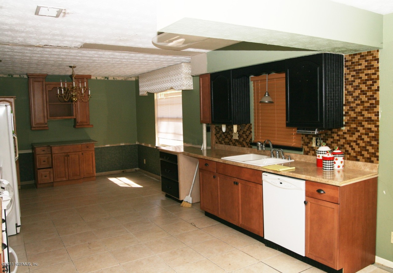 2585 Paces Ferry Road South Orange Park, FL 32073 - Photo 3 of 9 kitchen