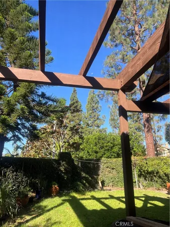 a view of a backyard