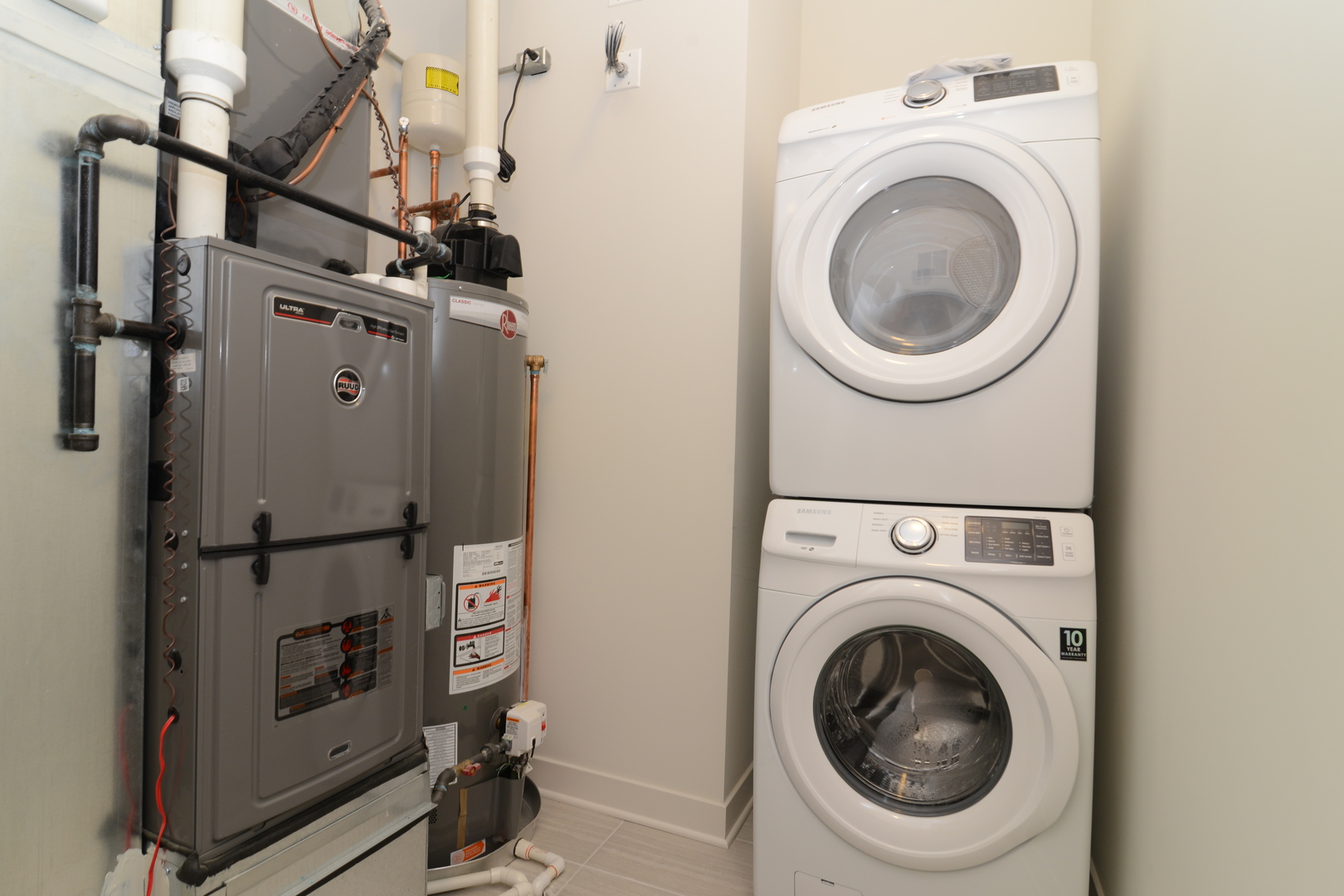858 North Franklin Street, Unit 503 Chicago, IL 60610 - Photo 8 of 9 a utility room with dryer and washer