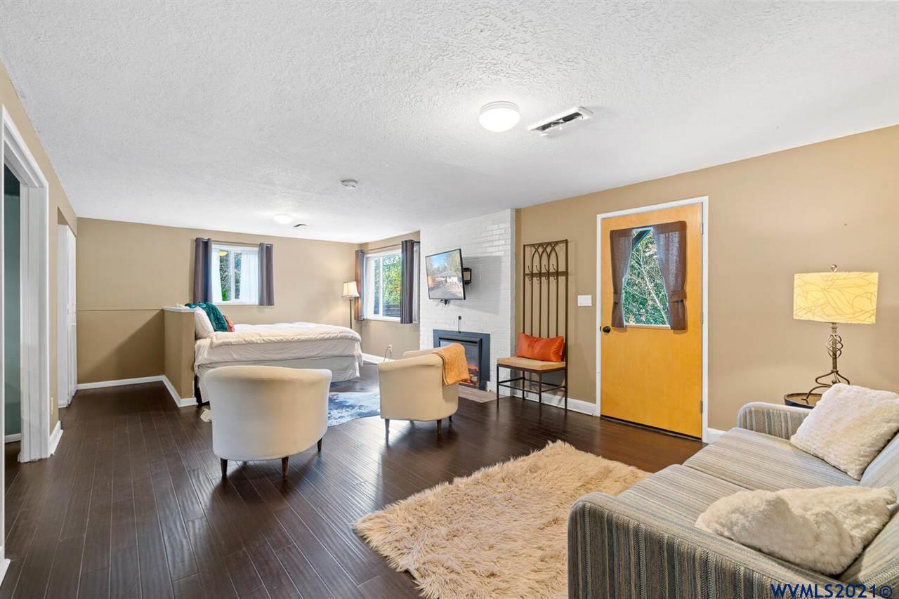 5533 Southwest Vermont Street Portland, OR 97219 - Photo 18 of 30