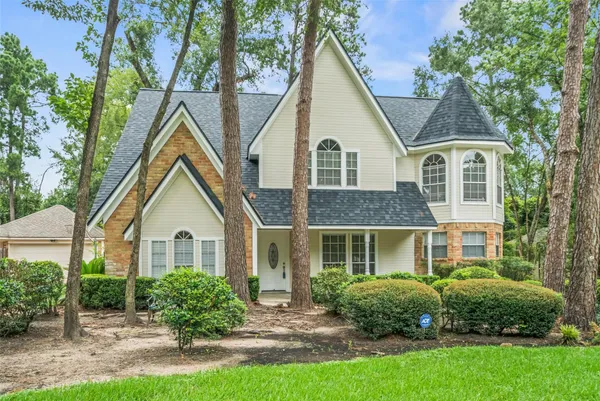 a view of a yard in front of house