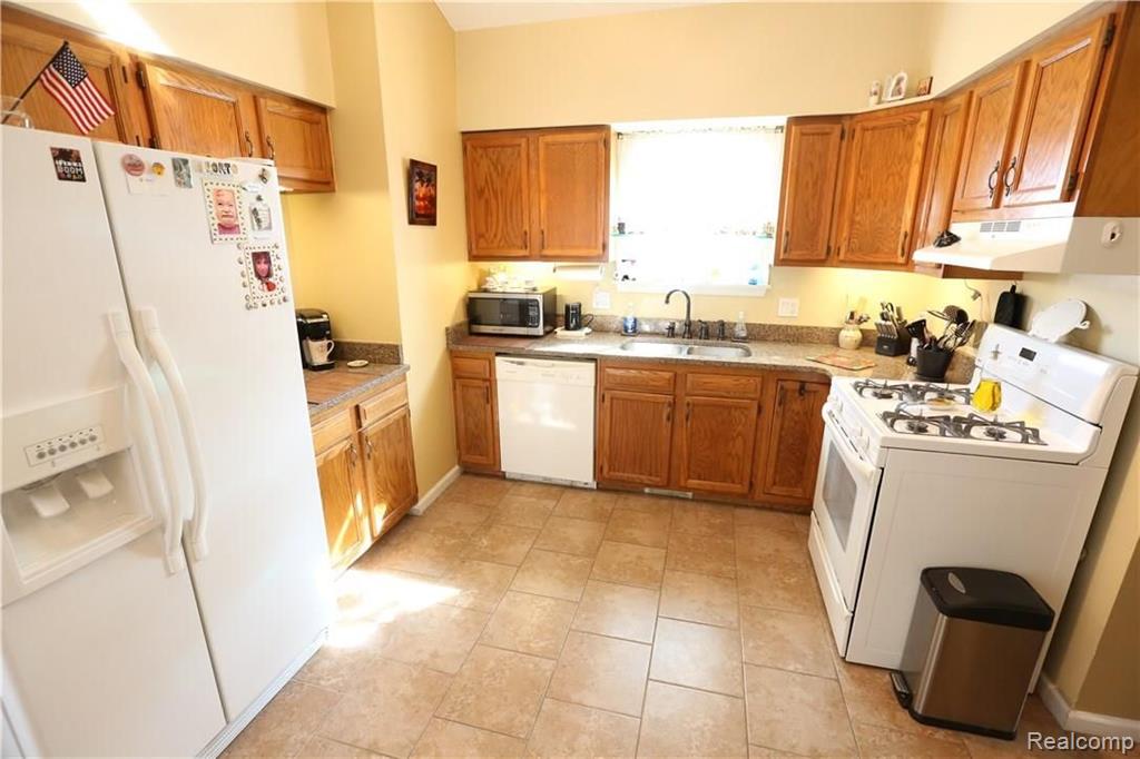 2679 East Square Lake Road Troy, MI 48085 - Photo 16 of 42