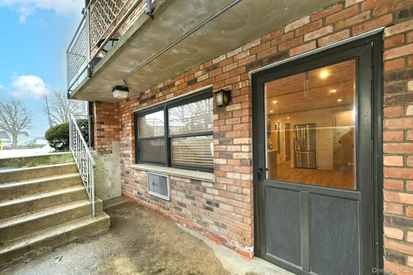 $2,950 | 80 Lincoln Avenue, Unit A6, Rockville Centre, NY 11570