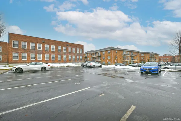 $2,950 | 80 Lincoln Avenue, Unit A6, Rockville Centre, NY 11570