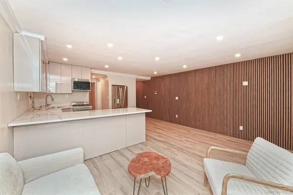 $2,950 | 80 Lincoln Avenue, Unit A6, Rockville Centre, NY 11570