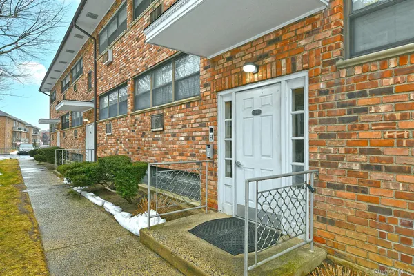 $2,750 | 80 Lincoln Avenue, Unit A6, Rockville Centre, NY 11570