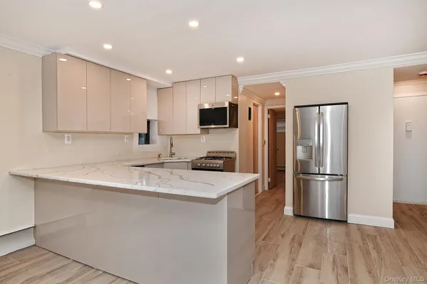 $2,950 | 80 Lincoln Avenue, Unit A6, Rockville Centre, NY 11570