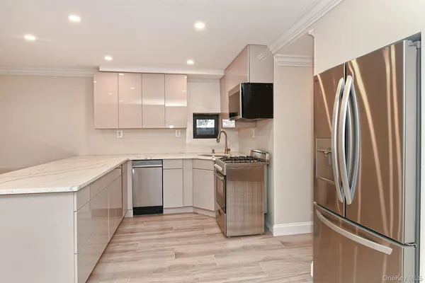 $2,950 | 80 Lincoln Avenue, Unit A6, Rockville Centre, NY 11570